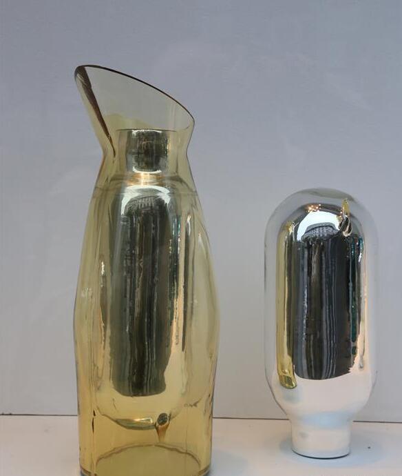 9月5日在比利时布鲁塞尔举办的9月设计展媒体预展上拍摄的热水瓶作品。.jpg