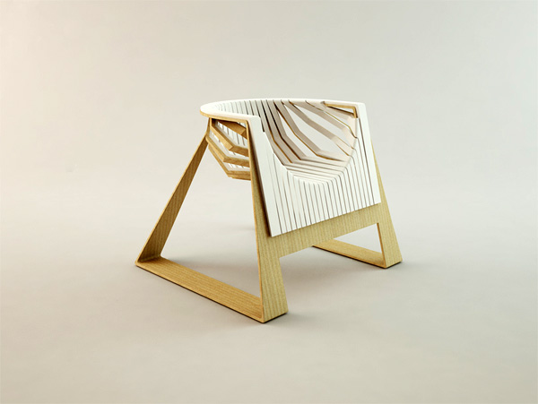 以折叠的椅子靠背创意设计，环保实用的椅子设计 这款椅子的靠背可以竖起来，也可以折下去。当竖起来时，它能够提供一个较为隐蔽、安静的空间。当你想和周围的人聊天时，只需将那坚固却灵活的棉质靠背折下去。这种织物不但柔韧，而且环保。