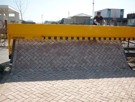 tiger stone自动铺路机5.jpg