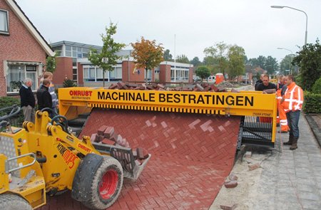 tiger stone自动铺路机6.jpg