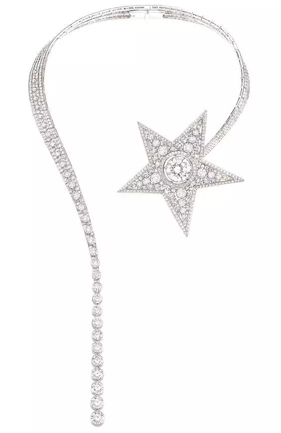 Chanel's 1932 Bijoux de Diamants首饰展览中一件颈饰.jpg