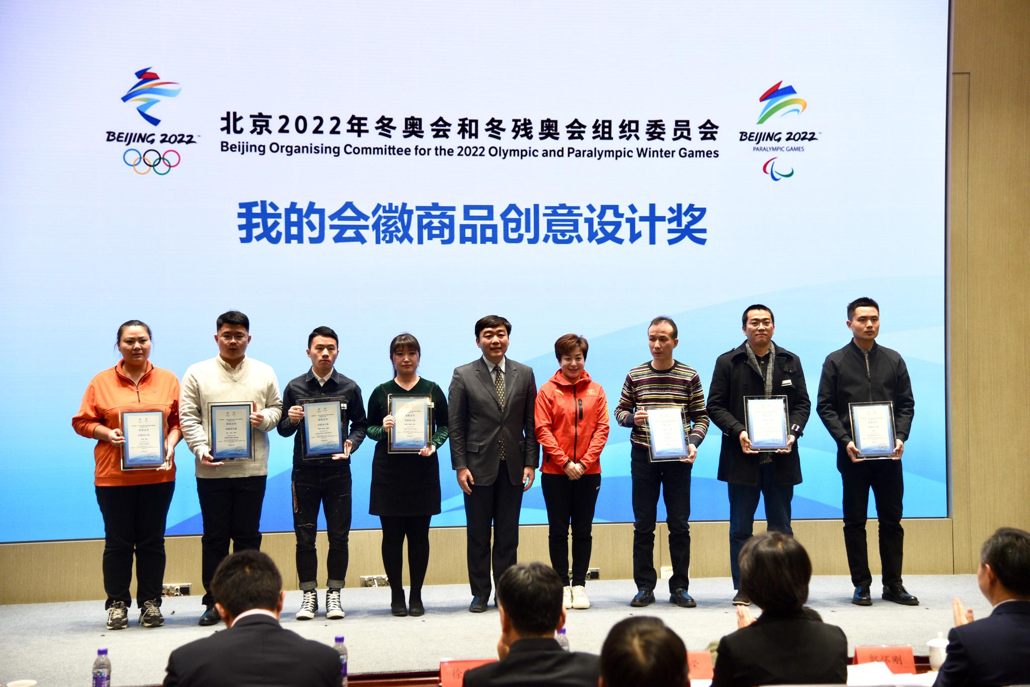 北京冬奥组委新闻宣传部部长常宇与运动员郭丹丹为个人参赛获奖者颁奖.jpg