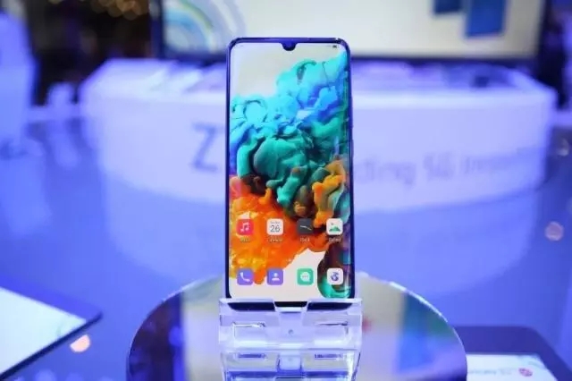 1551852650374631.jpg 最窄下巴:中兴天机Axon 10 Pro1.webp.jpg