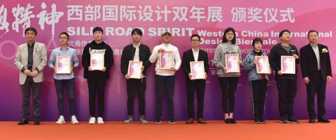 1555300347956192.jpg 陕西省美术家协会主席、西安美术学院院长郭线庐教授、吉林艺术学院院长郭春方教授,给获奖者颁奖.jpg