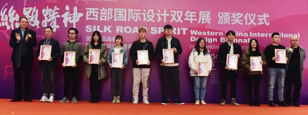 1555300397899527.jpg 中国美术学院设计学院副院长毕学峰教授、红星奖常任评委丹麦皇家设计师詹姆斯先生,给获奖者颁奖.jpg