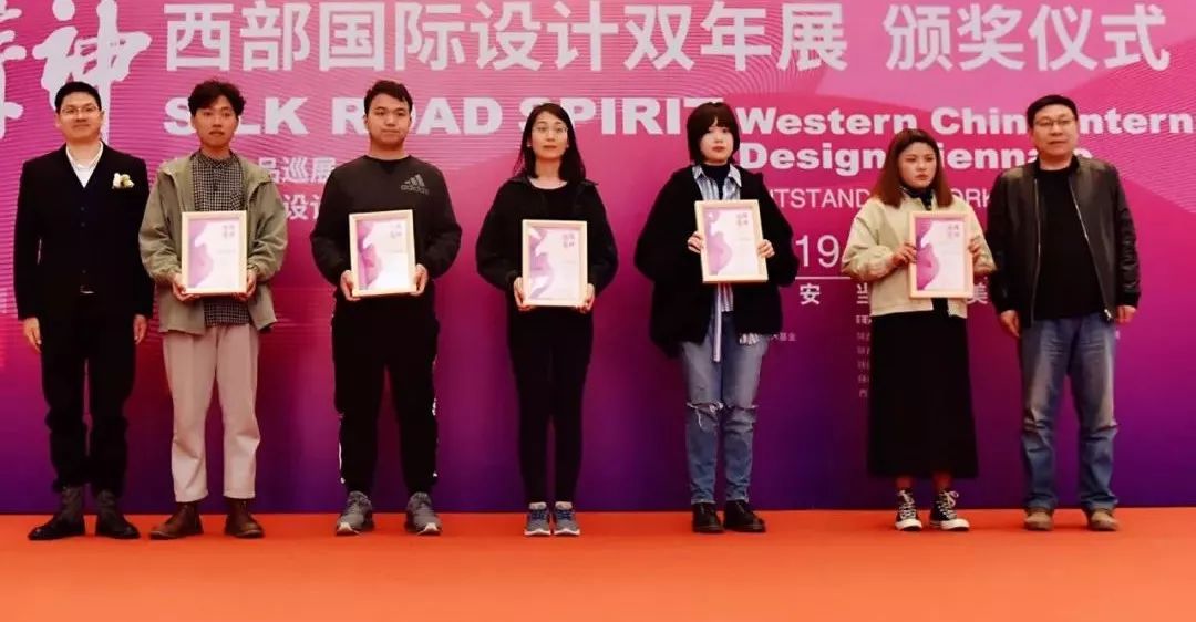 1555300419406967.jpg 陕西省美术家协会副秘书长何虎林先生、姜伟辉先生,给获奖者颁奖.jpg