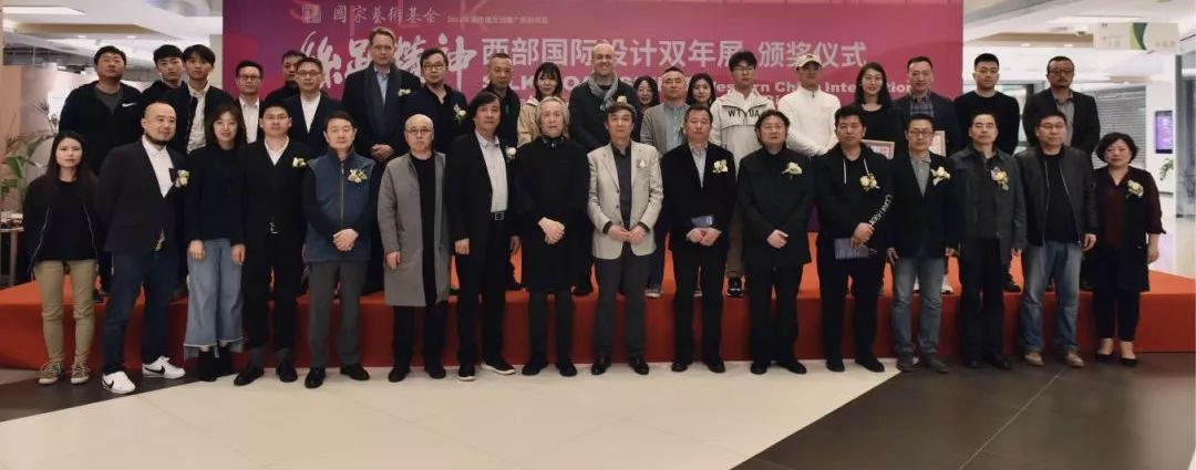 1555300429199106.jpg 颁奖嘉宾与获奖者共同合影.jpg