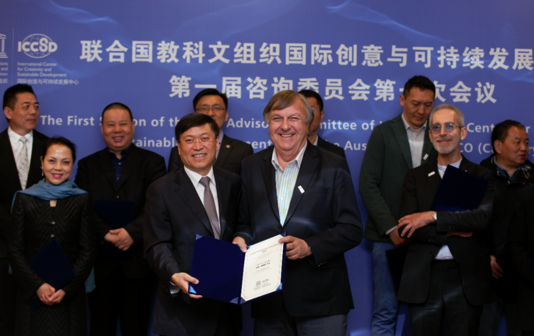 1556337196800018.png 北京市科学技术委员会主任、创意中心主任许强向参会的咨询委员会委员颁发聘书。.png