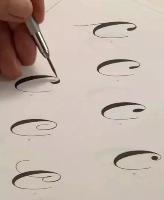 1557115289139551.jpg 4.《唐亚德·杨格商标设计创意灵感》.jpg