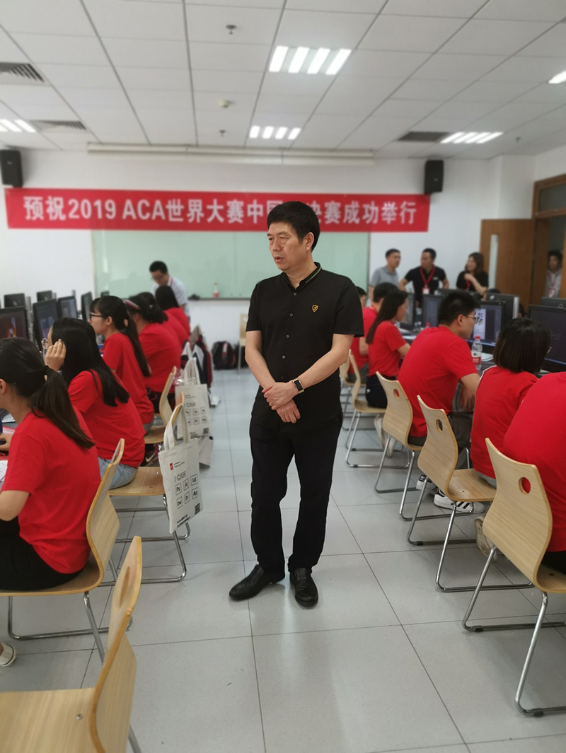 1558421139669255.jpg 教育部艺术设计教指委秘书长张来源巡视中国总决赛考场.jpg