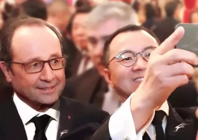 1558495509744268.jpg 2015羊年新春,时任法国总统奥朗德佩戴《领头羊》胸针与Frank Wu Design 董事长吴峰华合影.webp.jpg