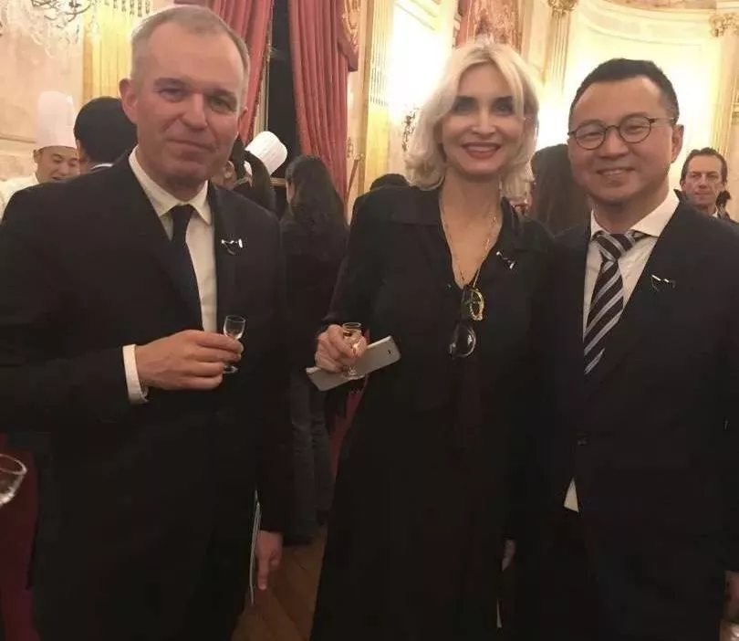 1558495517963690.jpg 国国民议会议长弗朗索瓦·德·鲁吉夫妇(左、中)佩戴《守望》胸针与Frank Wu Design 董事长吴峰华(右)合照.webp.jpg