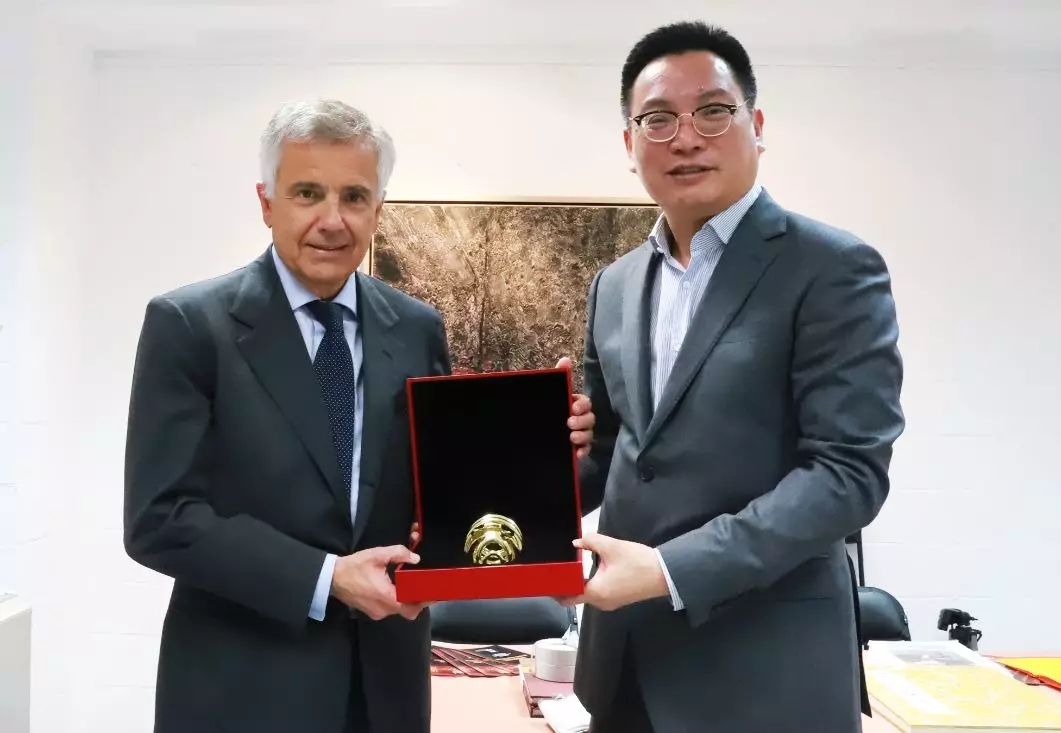 1558495526430829.jpg 《喜奔》(桌上器)被国际奥林匹克博览会组委会选中,在奥博会文化交往活动中,赠送给现任国际奥委会副主席、北京冬奥会协调委员会主席胡安·安东尼奥·小萨马兰奇先生Juan Antonio Samaranch Jr.webp.jpg