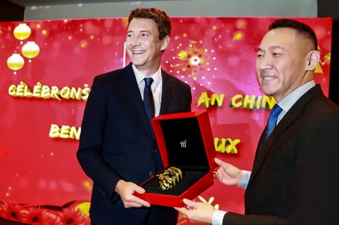 1558495534983328.jpg 法国国务秘书兼政府发言人本杰明·格里沃(Benjamin Griveaux)收到猪年贺礼《喜奔》.webp.jpg