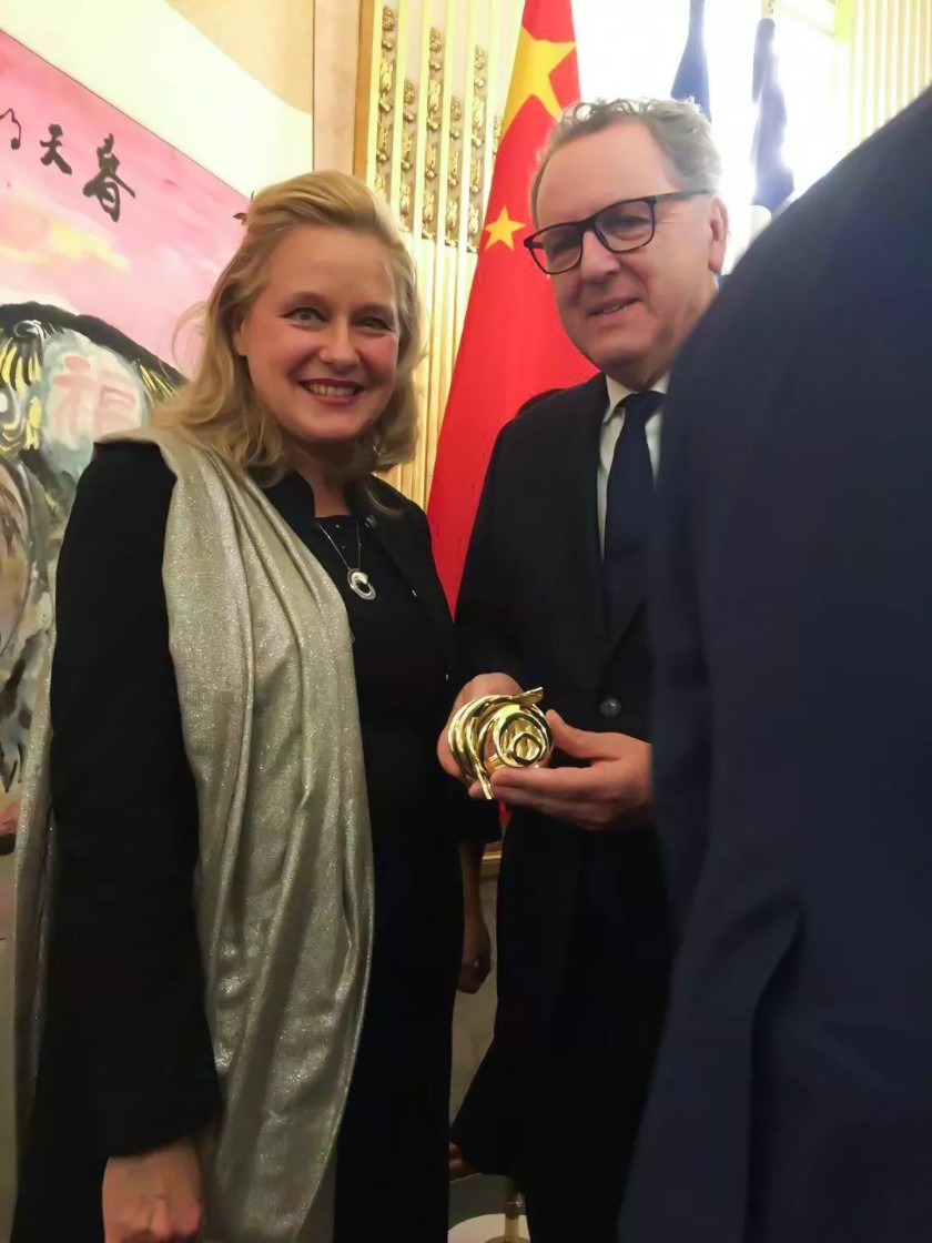 1558495544776151.jpg 法国国民议会主席费朗先生(Mr. Richard Ferrand )收到猪年贺礼《喜奔》.webp.jpg