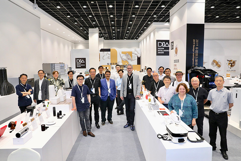 1563247834688454.jpg 7月13日,中国设计智造大奖复评会议启动,图为中国设计智造大奖复评评委们现场合影.jpg