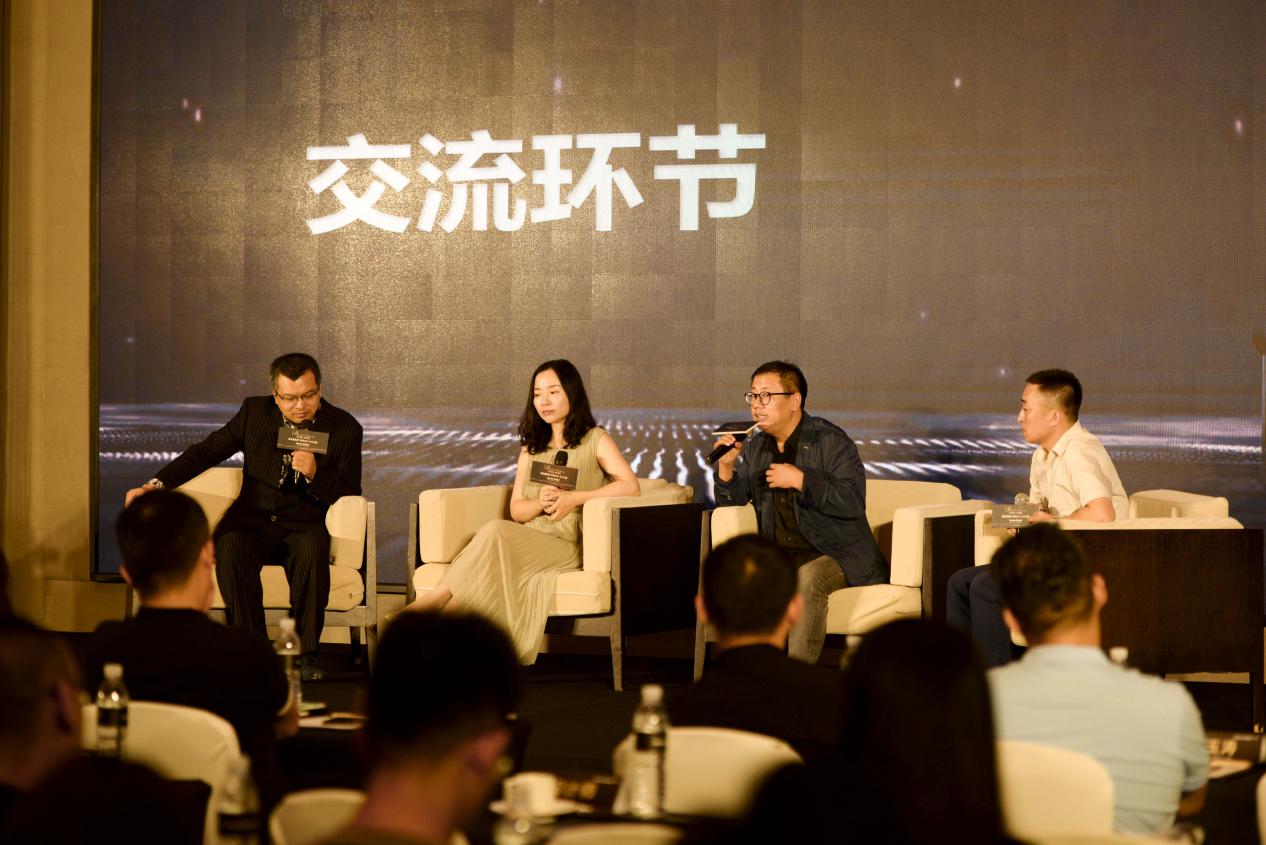 1564716547535638.jpg 主持人与三位嘉宾现场交流.jpg