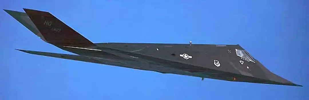 F117夜鹰隐形战斗机尾部为亚光黑色，可吸收可见光和雷达波.webp.jpg