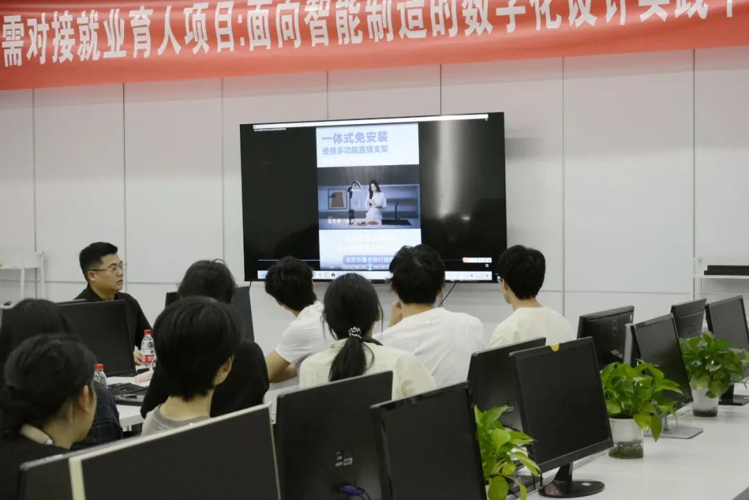 1732951837241841.jpg 实训现场杨总为同学们分享项目设计方案.jpg