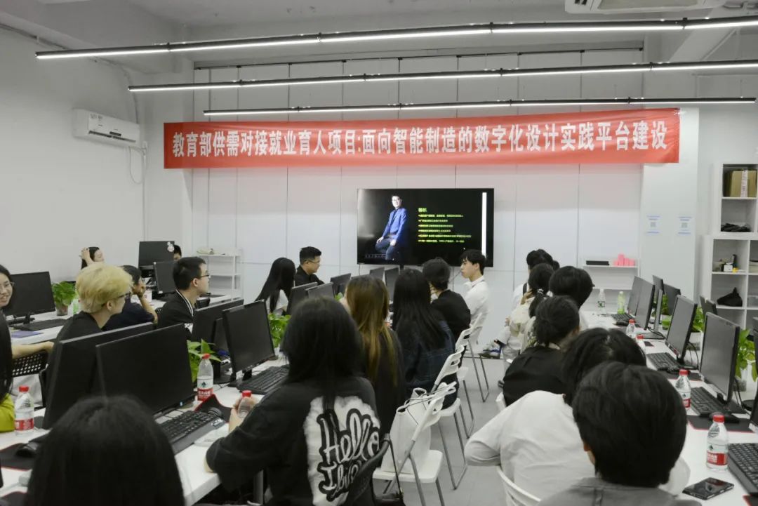 1732951853374878.jpg 实训现场设计部杨总为大家分享爆品设计.jpg