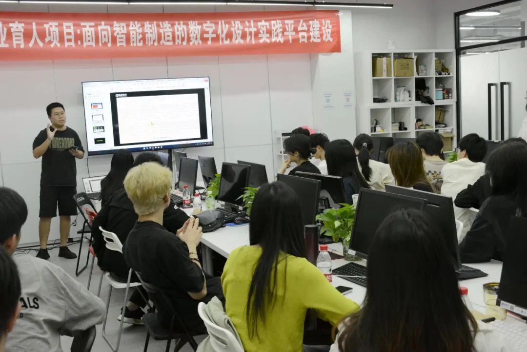 1732951873165769.jpg 实训现场大华老师分享设计师职业生涯规划.jpg