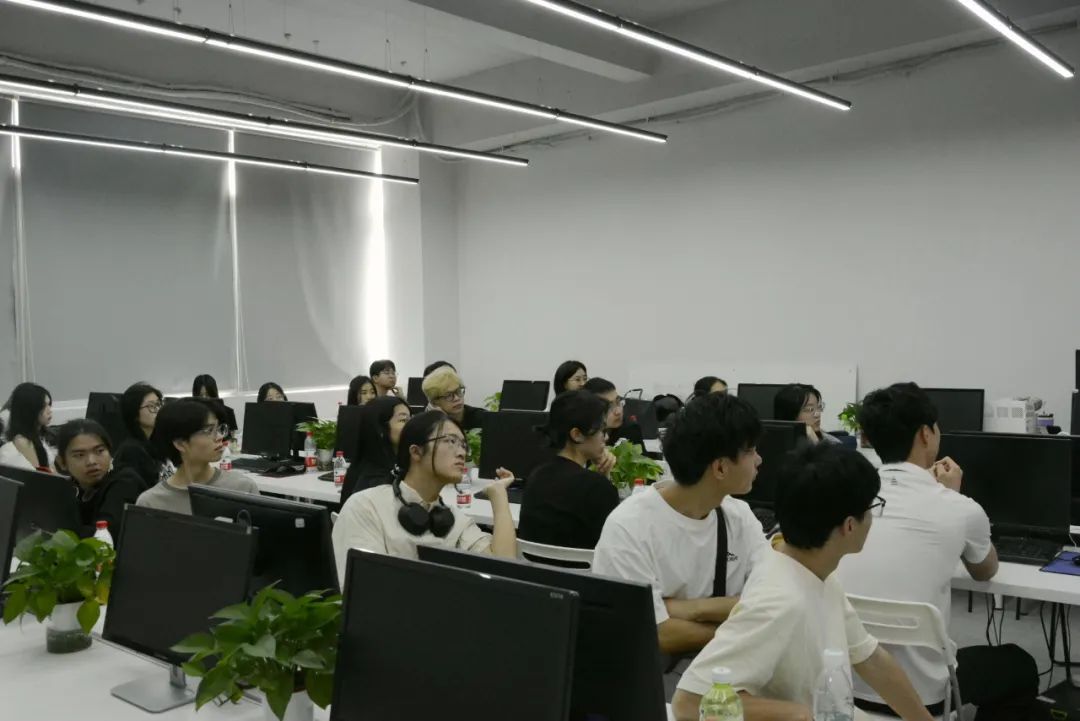 1732951926271022.jpg 实训现场认真听讲的同学们.jpg