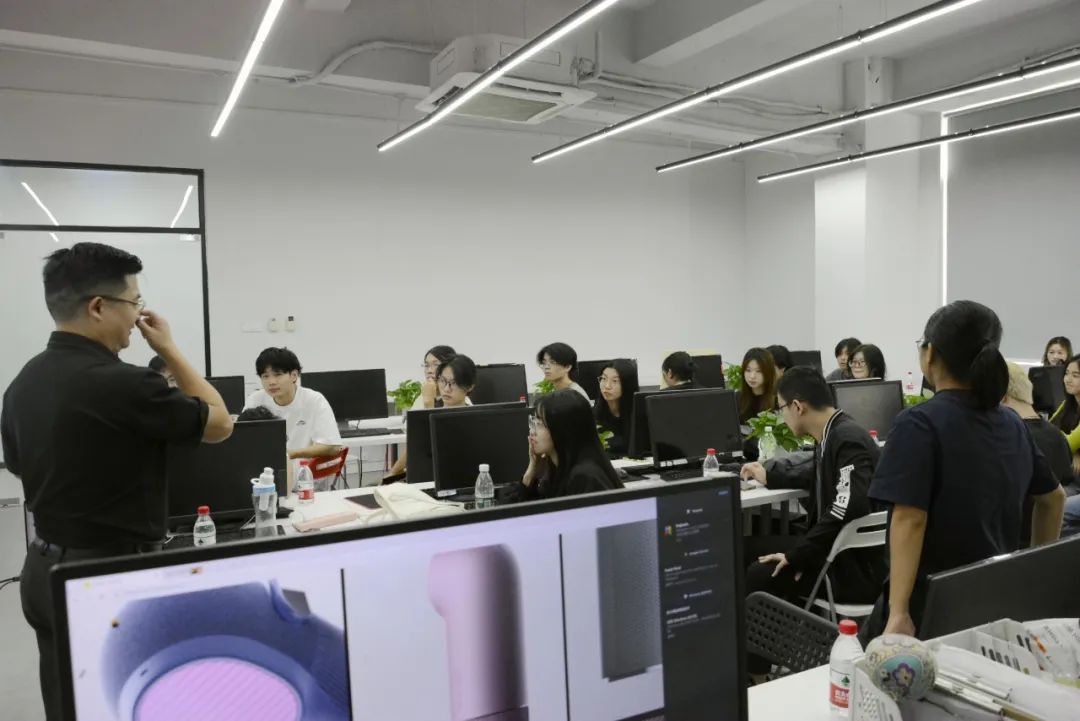 1732951939349827.jpg 实训现场设计部杨总为同学们答疑.jpg