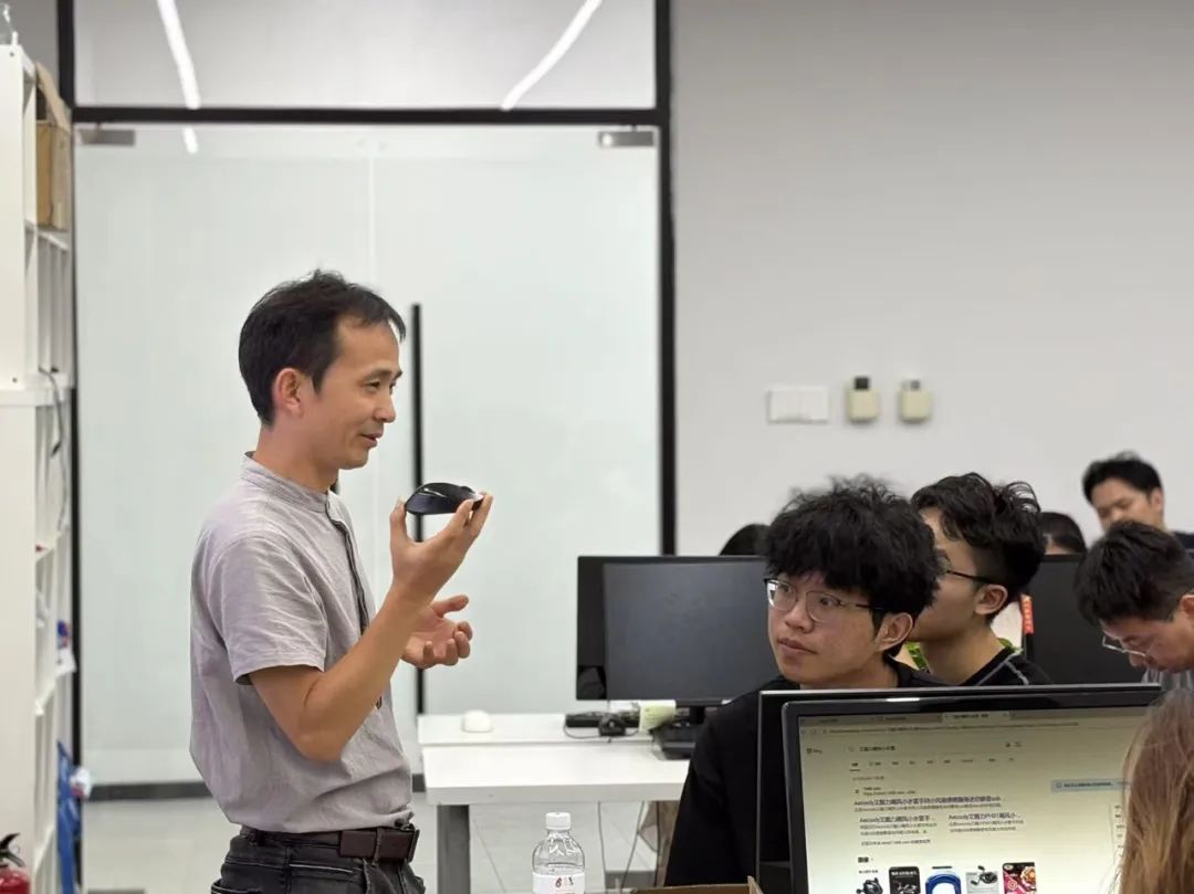 1756534531834096.jpg 红点奖鼠标样品展示讲解.jpg