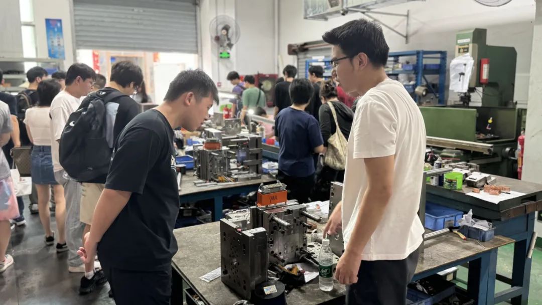1757747330759354.jpg 模具设备工艺参观学习.jpg