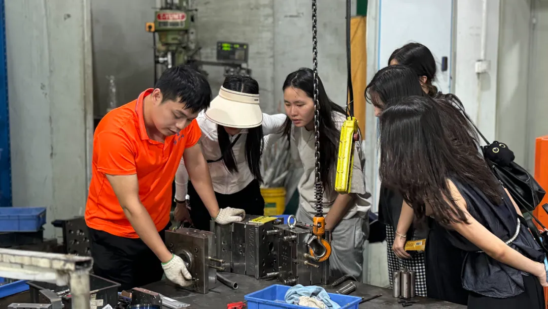 1757747343705459.png 与模具设计师详细交流模具与产品造型的关系.png