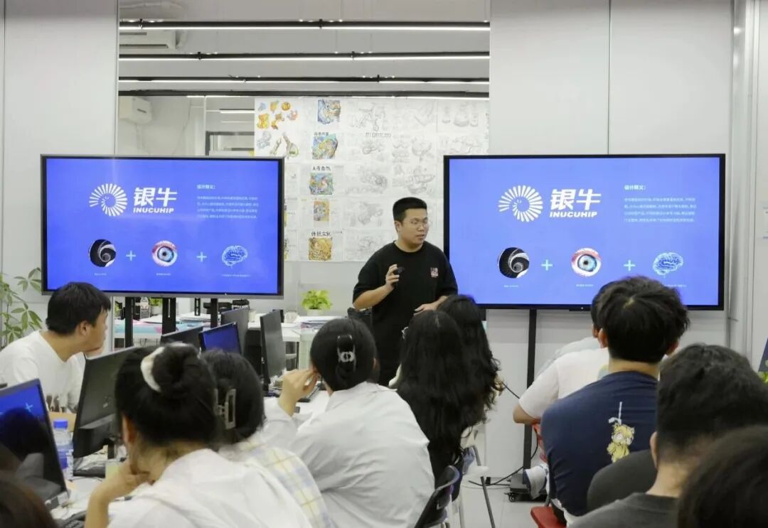 1757747635475703.jpg 实训现场大华老师分享品牌设计策略.jpg