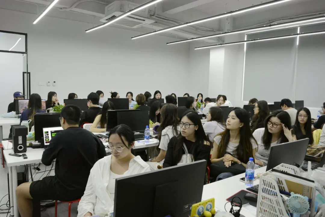 1757747880255102.png 实训现场实拍一角.png