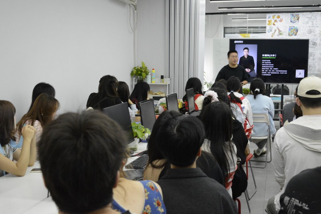 1763193492233877.jpg 实训现场大华老师分享实拍.JPG