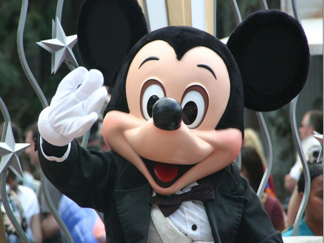 广州-又来抢饭碗！迪斯尼乐园将推出AI米老鼠