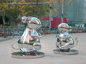 同济大学设计创意学院周洪涛鼠年生肖雕塑亮相陆家嘴