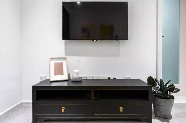 客厅的电视柜和茶几都是属于新中式的款式，有着独特的美感。.webp.jpg