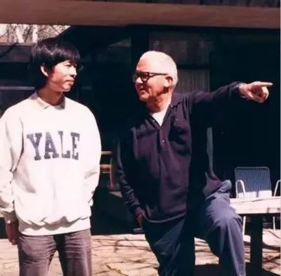 1989年王敏在耶鲁大学担任保罗·兰德的助教时摄于保罗家中.jpg