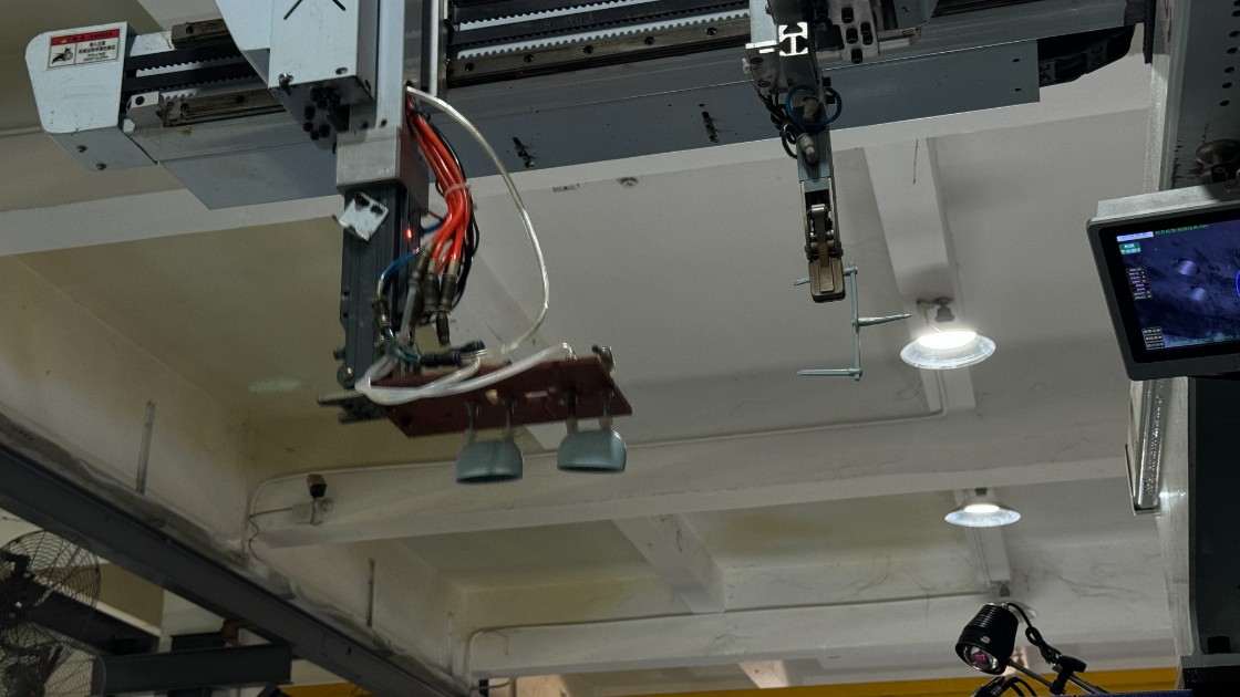 1765611621750400.jpg 产品注塑工艺流程之机械臂脱模.jpg