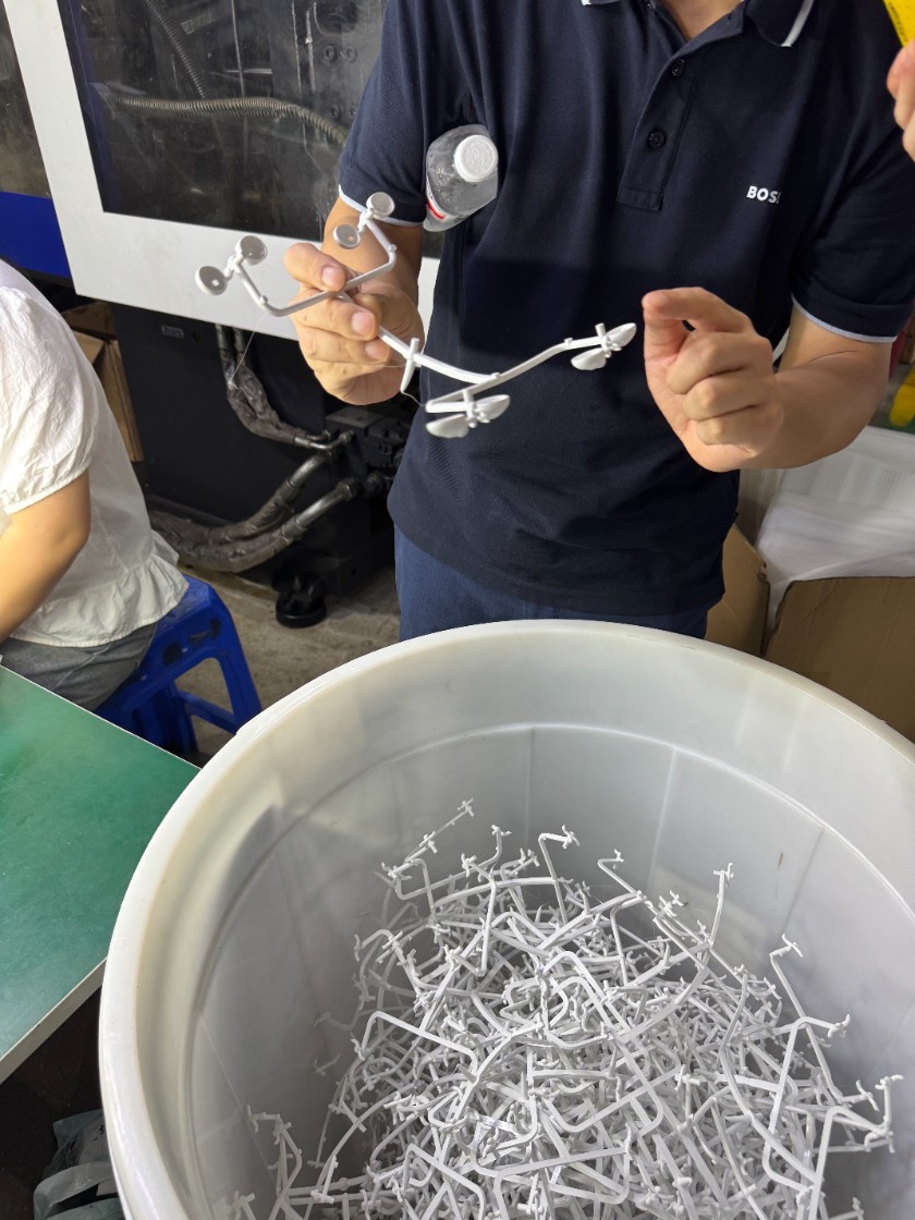 1765611640193240.jpg 注塑工艺成型产品演示及工艺优势讲解.jpg